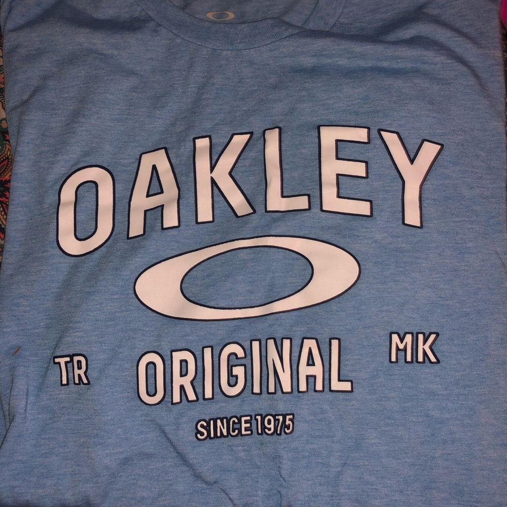 Men’s Oakley shirt